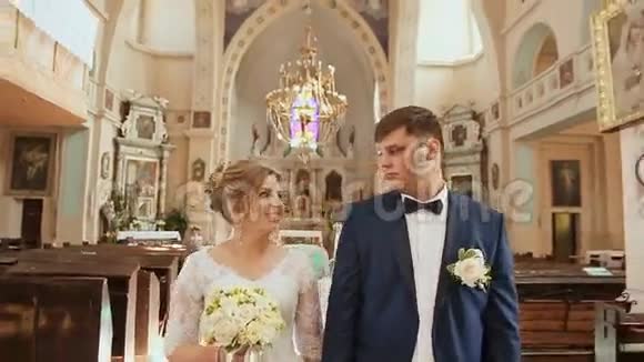 新婚夫妇去教堂接吻视频的预览图