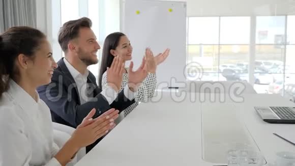 员工在办公室鼓掌经理在商务中心的桌子上微笑鼓掌快乐的商务团体鼓掌视频的预览图