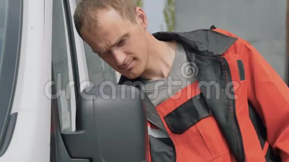 洗车人擦车窗和车镜视频的预览图