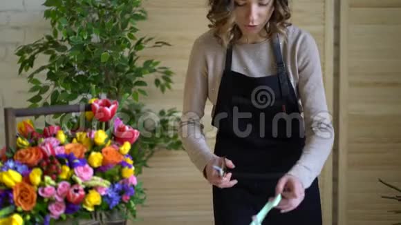 花的组成粉红色绿色洗脸盆蓝色美丽的豪华花束在女人的手中工作视频的预览图