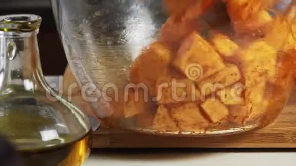 将香料和橄榄油与蔬菜配方混合制成鳄梨酱视频的预览图