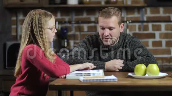 全职爸爸帮助女儿学习视频的预览图