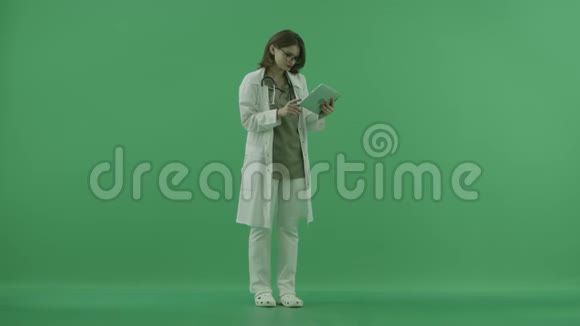 医生在绿色的屏幕上检查药片上的东西视频的预览图