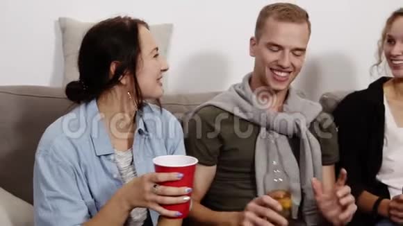 友谊交流聚会时间快乐的白种人朋友聊天玩得开心坐在沙发上视频的预览图