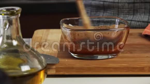 将香料和橄榄油与蔬菜配方混合制成鳄梨酱视频的预览图