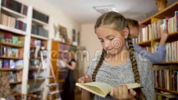 图书馆里扎着辫子的小女孩视频的预览图