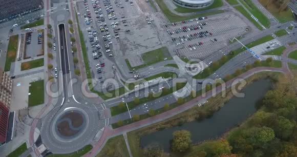 环形交叉路口道路和停车场荷兰航空景观视频的预览图