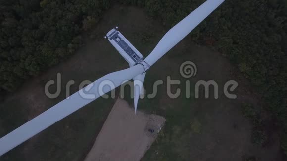 绿色草地风力涡轮机视频的预览图