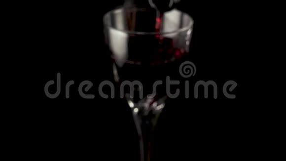 葡萄酒正从焦中倒入玻璃杯中视频的预览图