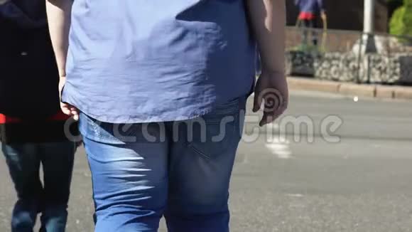 超重男性在行人健康障碍肥胖中穿越城市视频的预览图