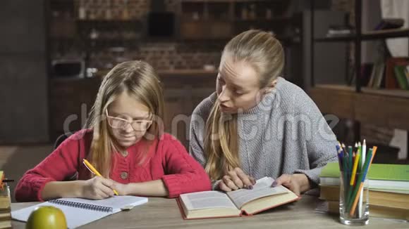 妈妈在家帮女儿做作业视频的预览图