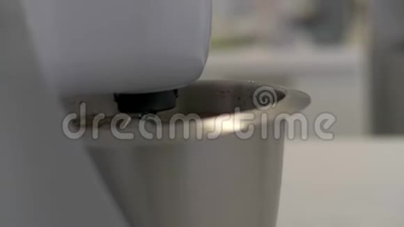 搅拌机正在用搅拌机敲打奶油视频的预览图