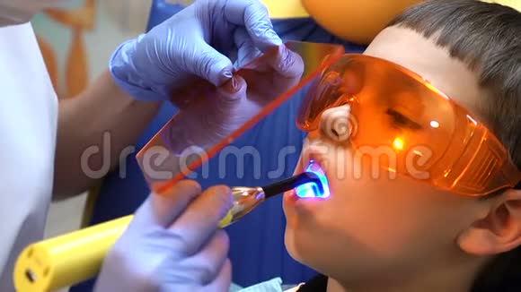 健康观念denyal诊所的一个男孩接受了牙科治疗以填补牙齿的空洞牙齿修复及修复视频的预览图