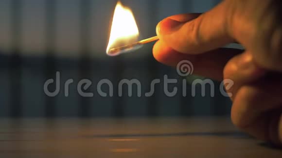 手握燃烧的火柴棒在黑暗中视频的预览图