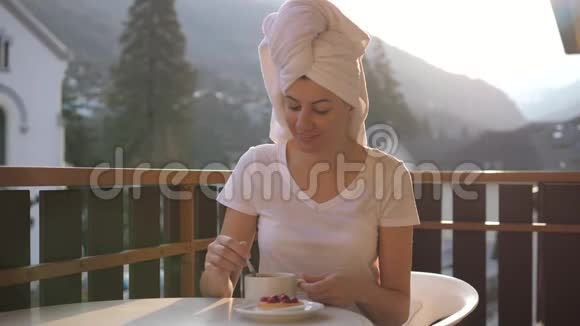 年轻女子正在山上喝一杯茶或咖啡晒太阳视频的预览图