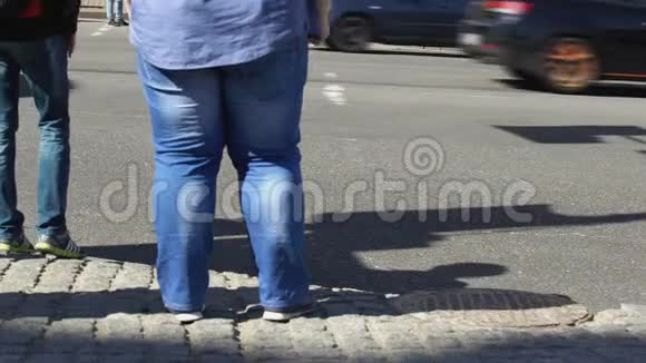 肥胖男性站在城市街道久坐的生活方式影响不健康的营养视频的预览图