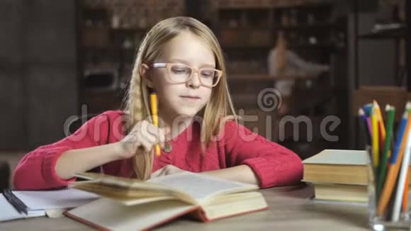 微笑少女在家学习功课视频的预览图
