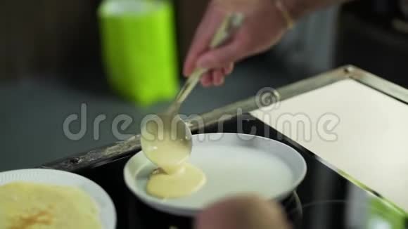 煎锅里的煎饼视频的预览图