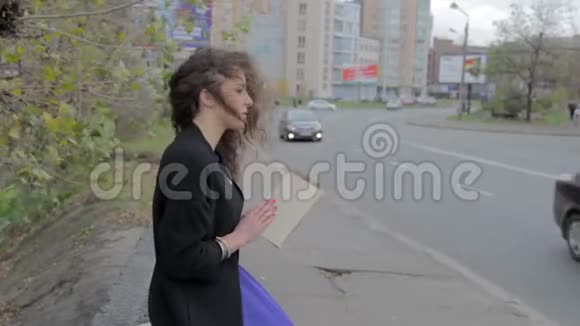 悲伤的女孩在街上看书感到怀旧忧郁视频的预览图