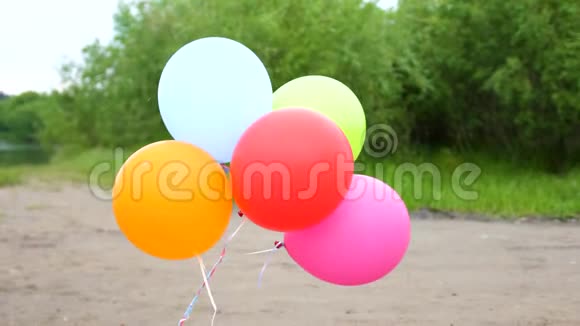 彩色气球在露天发展假日视频的预览图