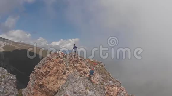 一组用绳子工作的登山者的空中射击攀登山顶的救援工作视频的预览图