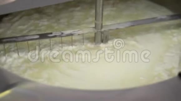 作弊过程用于混合奶酪成分的巨大钢桶视频的预览图