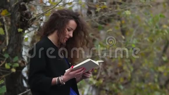 女孩读迷人的书古老的学校传统的技术视频的预览图