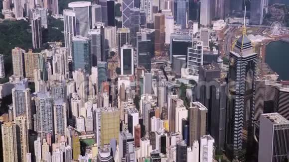 从一个发达的香港城市的飞行无人驾驶飞机俯视空中现代摩天大楼与当代设计视频的预览图