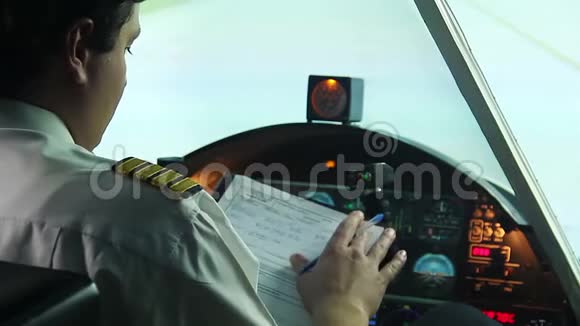 专业飞行员在飞行前填写文件准备飞行视频的预览图