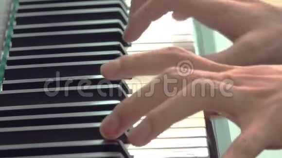 紧紧抓住弹钢琴的年轻人视频的预览图