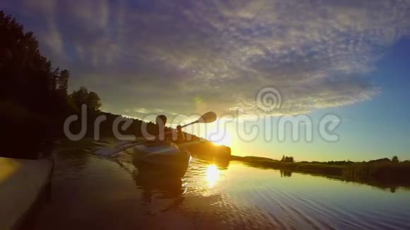 日落时两个人皮划艇运动动作相机旅行视频的预览图