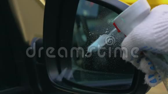 洗车工擦拭侧视镜使用肥皂喷雾汽车服务视频的预览图