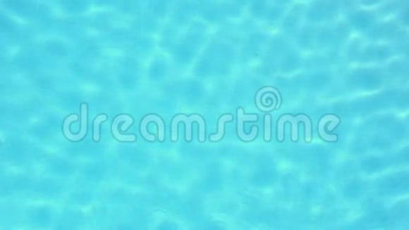 蓝色游泳池上闪闪发光视频的预览图