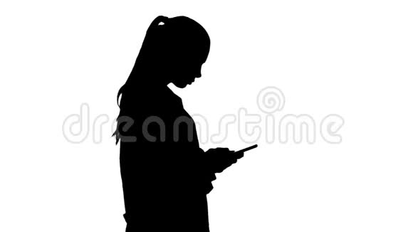 可爱可爱的年轻女医生边走边打电话视频的预览图