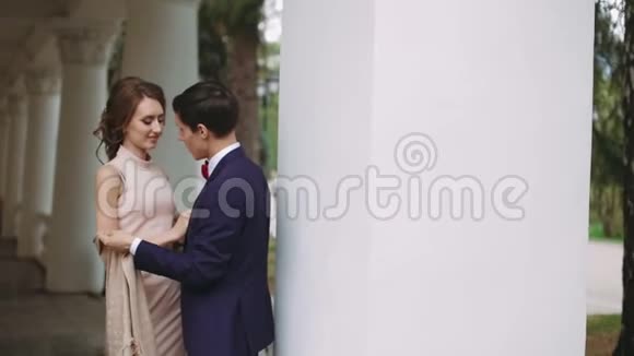 可爱的一对夫妇互相牵手拥抱看起来很快乐视频的预览图