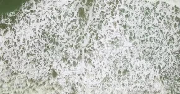 海上海浪的空中景色视频的预览图