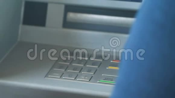 女银行工作人员向新的男性客户展示如何使用ATM服务视频的预览图