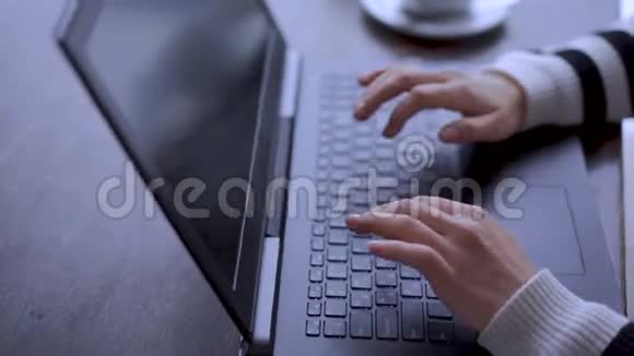 一个年轻的女人在咖啡馆用笔记本电脑工作自由主题使用笔记本视频的预览图