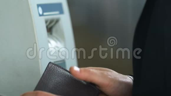 在自动取款机中插入信用卡的人自动柜员机的问题视频的预览图