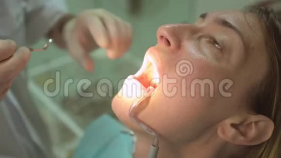 牙科诊所使用牙科设备的牙医女病人就诊视频的预览图