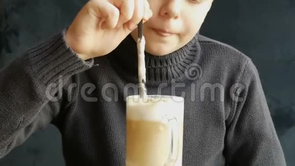 一个十几岁的男孩喝着一杯拿铁咖啡视频的预览图