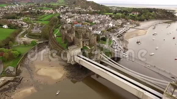从空中俯瞰历史名城康维与它中世纪城堡威尔士联合王国视频的预览图