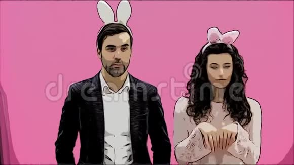 站在粉红色背景上的年轻夫妇在这段时间里他们的耳朵都是乌合之众看每一个视频的预览图
