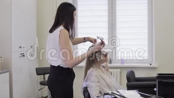理发师做染发染发师视频的预览图