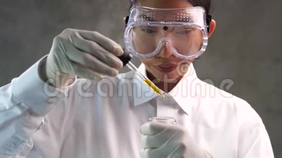 化学科学家在实验室里用五颜六色的液体工作视频的预览图