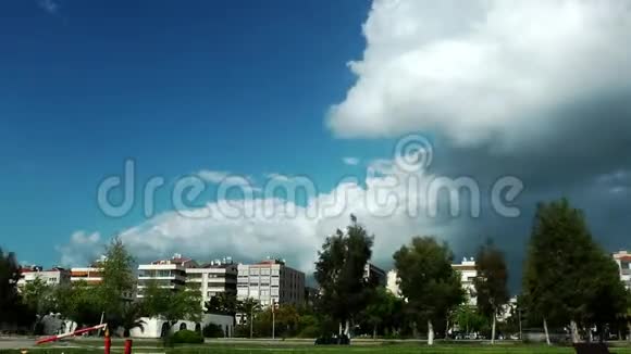 伊兹密尔的城市生活和多云的天空视频的预览图