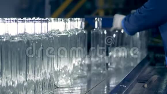 玻璃屋员工正沿着运输工具移动玻璃瓶视频的预览图