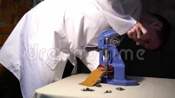 手工皮革制造工匠制作皮包手工艺人在家里做皮革浸渍视频的预览图
