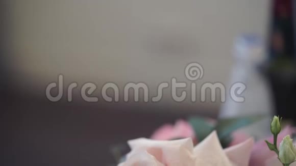 餐厅里喜庆的婚礼桌上放着一束玫瑰视频的预览图
