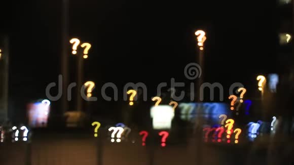 五颜六色的问号形状像交通和城市灯光的背景视频的预览图